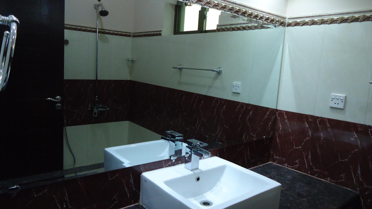 Midway Hotel & Restaurant Sadiqabad Exterior foto